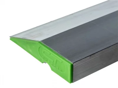 700823