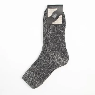 908600